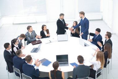 Başarılı anlaşmalar sonra el sıkışın. Yuvarlak masa