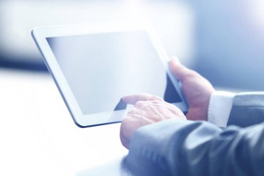 Dijital tablet tutan işadamı