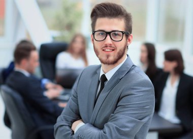 arka ofis personeli ile ayakta başarılı iş adamı