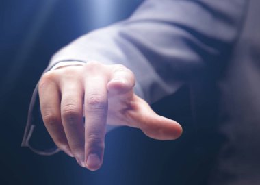 İş adamı hayali bir düğmeye basıyor