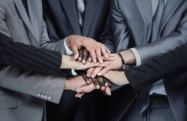 birlikte, ellerini koyarak insanların ellerini odaklanmak