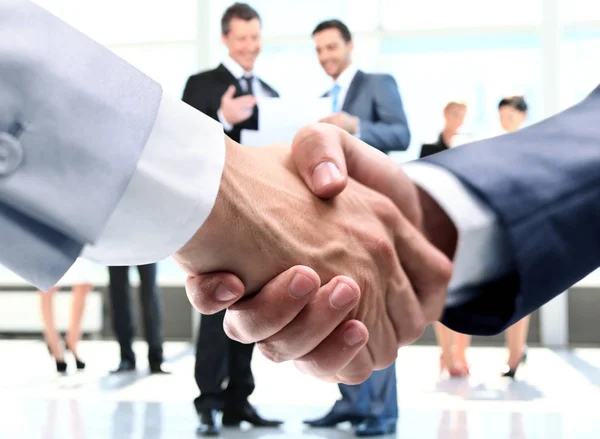 Concetto di partenariato - stretta di mano dei partner commerciali — Foto Stock