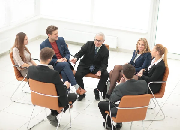 Spreker op een zakelijke bijeenkomst beantwoorden van een vraag van een parti — Stockfoto