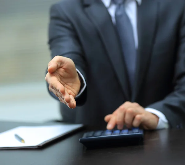 Un hombre de negocios con la mano abierta listo para cerrar un trato — Foto de Stock