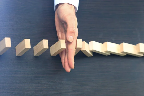 Αρσενική χέρι διάθεση ξύλινα μπλοκ σε έναν πύργο. πλάνισμα και στρατηγική έννοια — Φωτογραφία Αρχείου