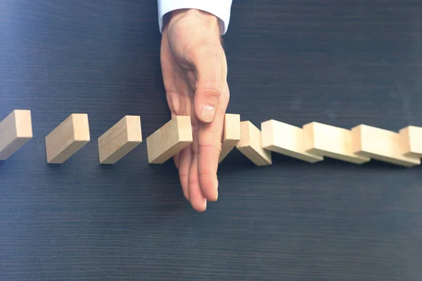 Männerhand legt Holzklötze auf einen Turm. Planung und Strategiekonzept — Stockfoto