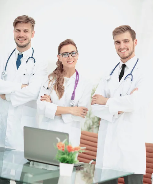 Porträt einer Gruppe lächelnder Krankenhauskollegen, die zusammen stehen — Stockfoto