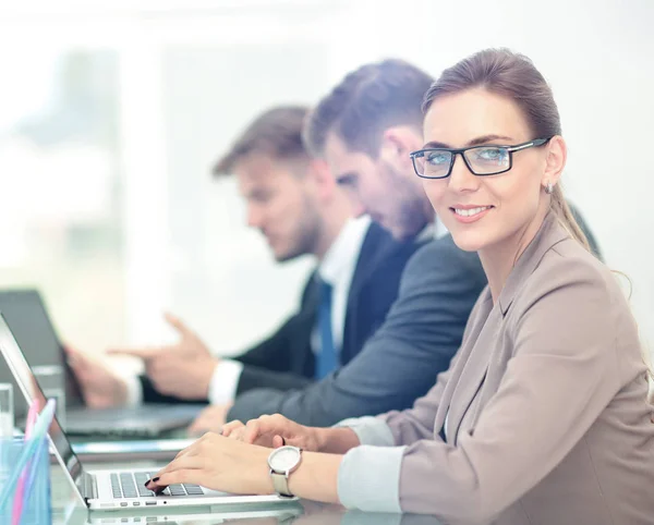 Hermosa mujer de negocios moderna trabajando con sus colegas en — Foto de Stock