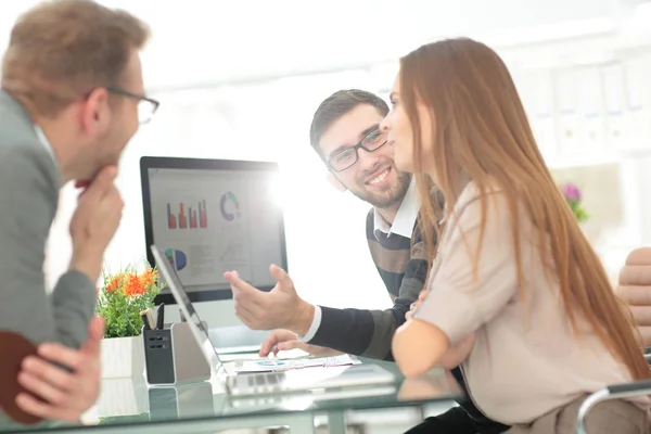 Primeros planos foto jóvenes gerentes de negocios que trabajan con la nueva startup — Foto de Stock