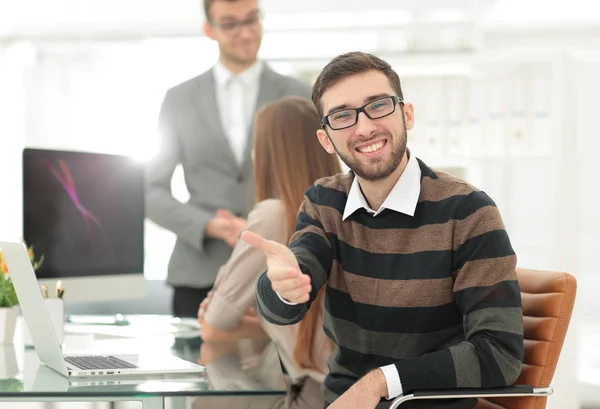 Nahaufnahme des geschäftlichen Handschlags im Büro — Stockfoto