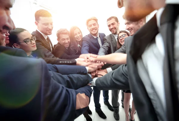 Groot business team toont eenheid met hun handen bij elkaar — Stockfoto