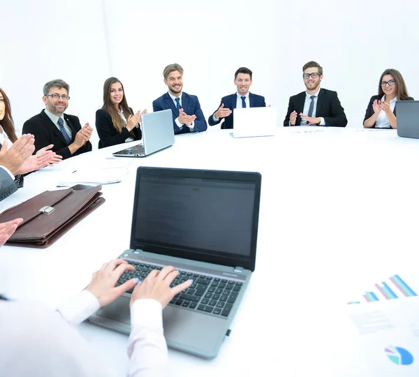 Discussão de mesa redonda na convenção de negócios e apresentação . — Fotografia de Stock