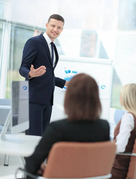 Presentazione aziendale di successo di un uomo in ufficio — Foto Stock