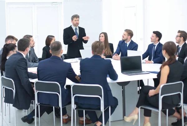 Jefe de la empresa habla con los miembros de la conferencia — Foto de Stock