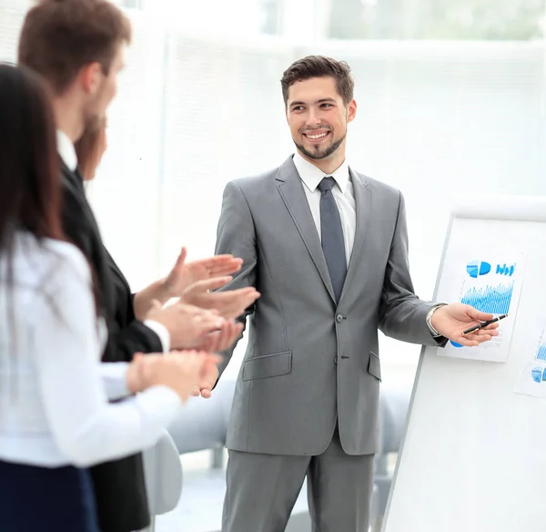 Empresarios aplaudiendo en conferencia — Foto de Stock