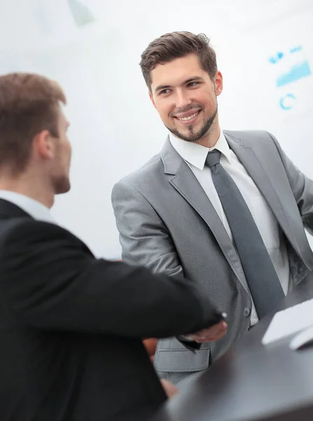 Affärsman skaka hand till partner — Stockfoto