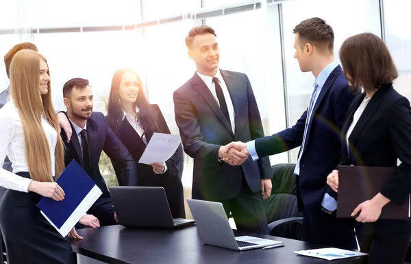 Gente de negocios estrechando la mano en la oficina —  Fotos de Stock