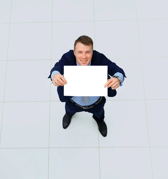 Bonito homem de negócios em pé no escritório — Fotografia de Stock