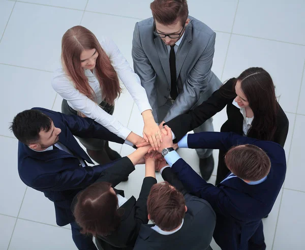 Geschäftsleute mit den Händen im Kreis — Stockfoto