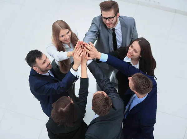 Üzletemberek a kezüket együtt egy kört — Stock Fotó