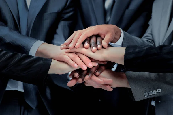 Groep van werknemers met hun handen samen — Stockfoto