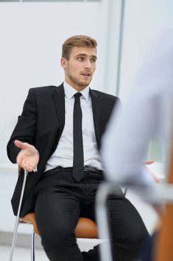 Konuşurken yakışıklı gülümseyen iş adamı