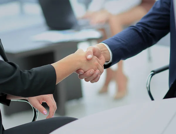 Partenaires commerciaux serrant la main dans la salle de réunion — Photo