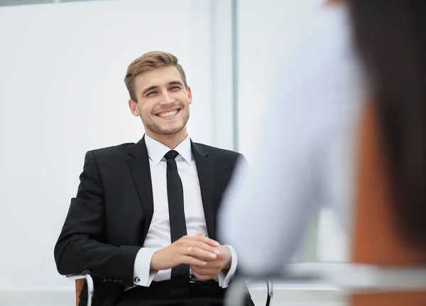 Bilden av ung affärsman kommunicerar med sin kollega — Stockfoto