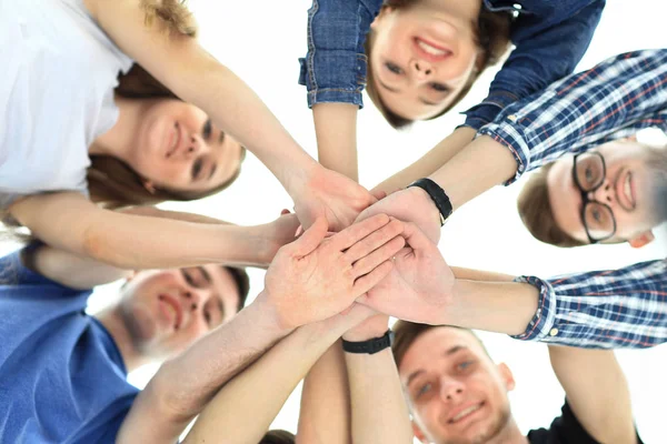 Conceito de amizade, juventude e pessoas - grupo de adolescentes sorridentes com as mãos em cima uns dos outros — Fotografia de Stock