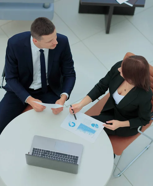 Bilden av affärspartners diskutera idéer vid möte — Stockfoto