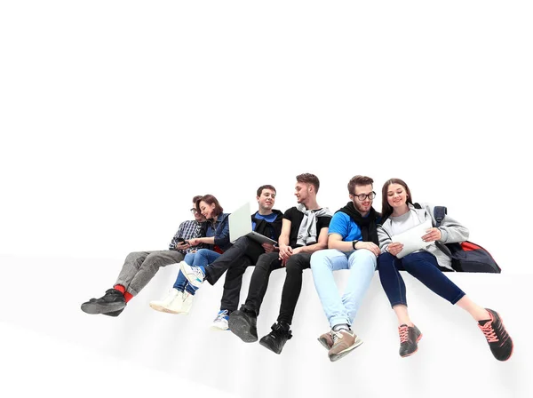 Kausale Gruppe von Menschen, die isoliert auf dem Boden sitzen — Stockfoto