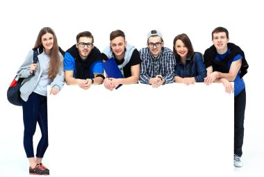 Tam uzunlukta portre emin üniversite öğrencilerinin boş billboard beyaz arka plan görüntüleme