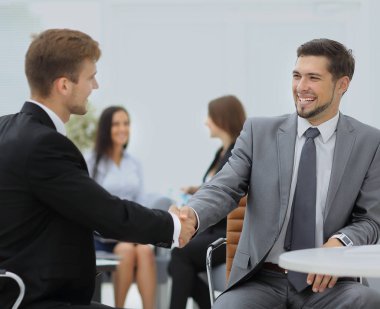 İş toplantı masasında görmek el sıkışma