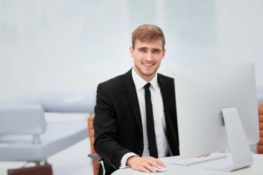 İşyerinde mutlu işadamı portresi