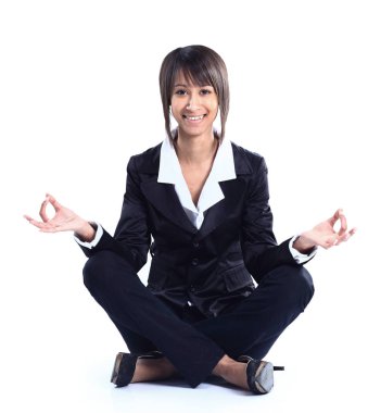 Yoga yaparken bir iş kadını. Beyaz arka plan üzerinde izole.