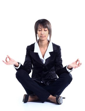 Yoga yaparken bir iş kadını. Beyaz arka plan üzerinde izole.