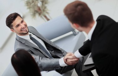 El sıkışan iki neşeli iş adamı