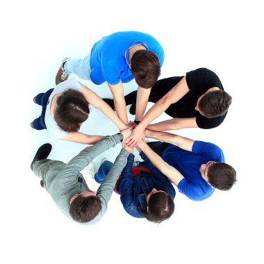 Gençlerin kendi elleriyle birlikte bir daire içinde üstten görünüm.