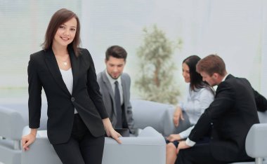 Genç iş kadını ile onun Meslektaşlarımız arka planda duran bir