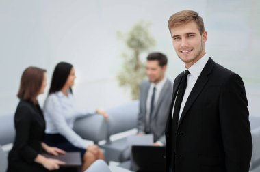 Başarılı iş adamı arka planda kendi personeli ile ayakta