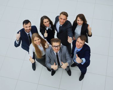 Üstten Görünüm gülümseyen ve işaret eden Yöneticiler