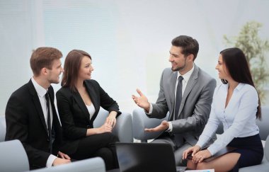 İş ekibi planlarını tartışıyor.