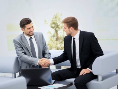 İş ekibi planlarını tartışıyor.