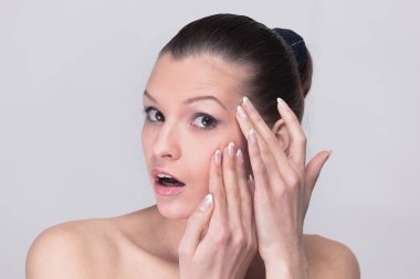 Kadının yüzü ve görünebilir, kırışıklıkları inceleyerek izole