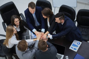 kendi elleriyle birlik birlikte gösterilen iş takım