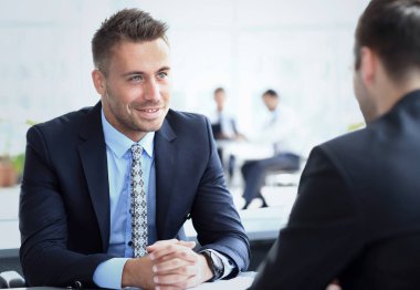 Zeki iş adamının toplantıda ortağına yeni stratejiyi açıklarken görüntüsü