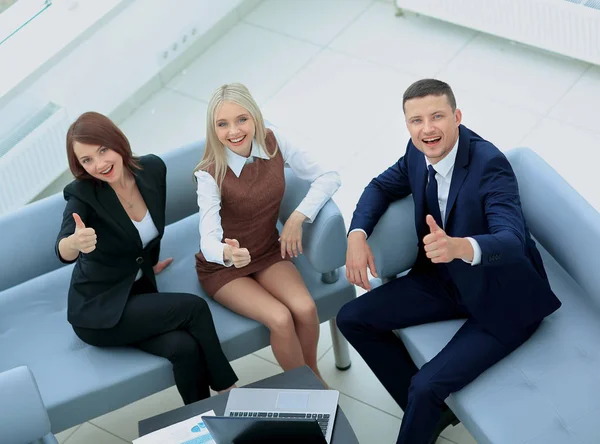 Smiling Happy Businesspeople Having Meeting In Office (en inglés). Mostrando t —  Fotos de Stock
