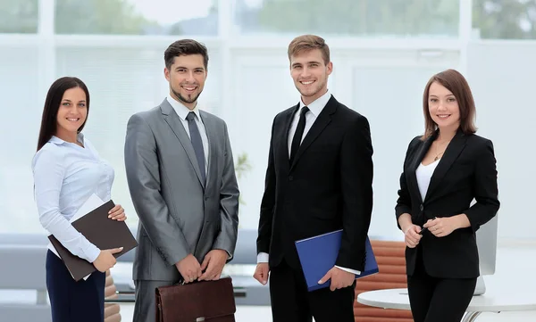 Erfolgreiche Geschäftsleute sehen glücklich und zuversichtlich aus — Stockfoto