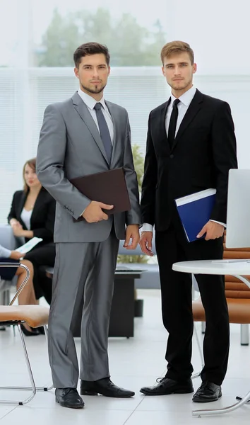 Twee succesvolle zakenmensen die op zoek vertrouwen — Stockfoto