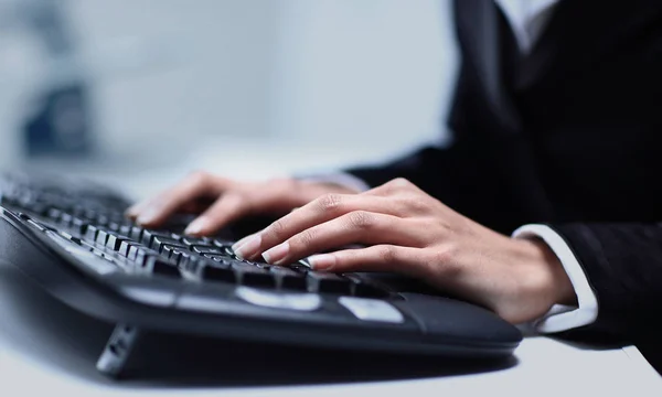 在计算机键盘上打字的女性手 — 图库照片